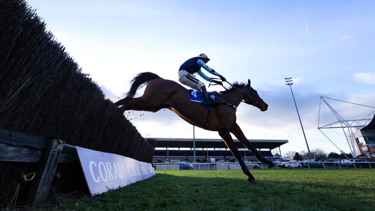 Edwardstone en route to victory in the Silviniaco Conti Chase